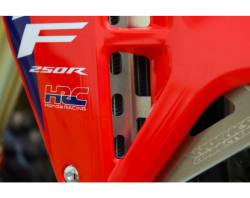 Výztuhy chladičů WorksConnection Radiator Braces Honda CRF250R 25 / CRF450R 25