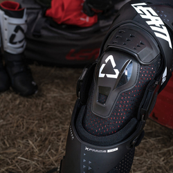 Ortézy na kolena LEATT X-Frame Hybrid Knee Brace